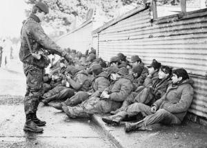 falklands-war-guarded-argentine-prisoners.jpg