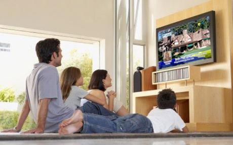 familywatchingTV_1710466c.jpg