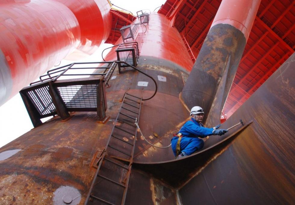 oil-rig-maintance-worker-DNV.jpg
